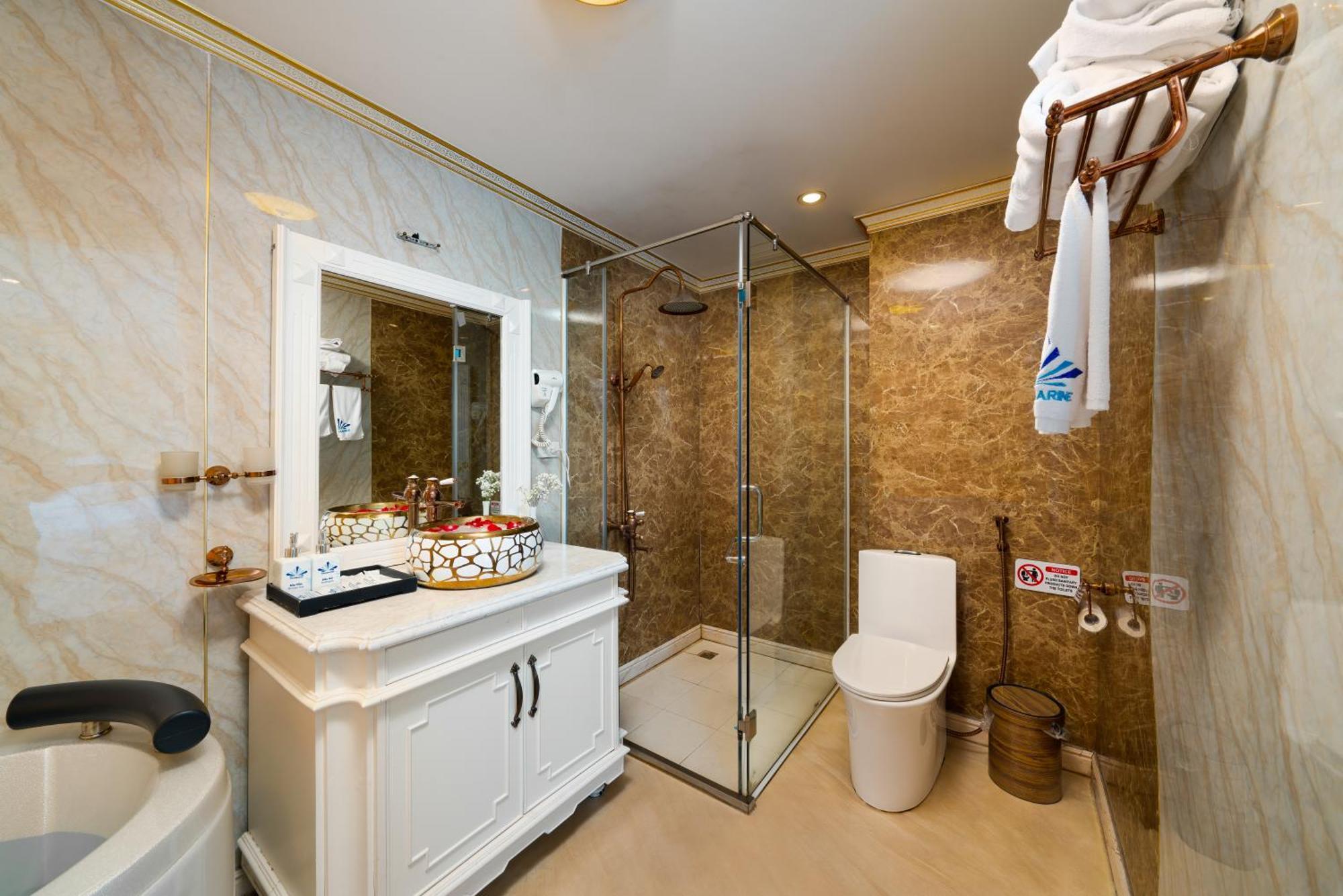 Halong Aquamarine Royal Cruise Hotel ฮาลอง ภายนอก รูปภาพ