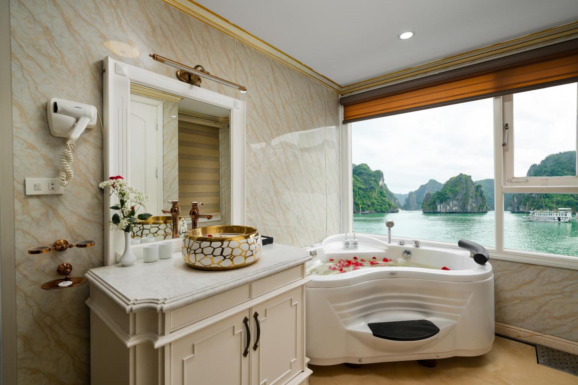 Halong Aquamarine Royal Cruise Hotel ฮาลอง ภายนอก รูปภาพ